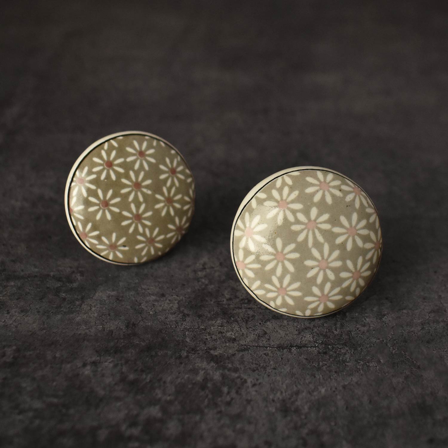 Broderie Grey Ceramic Flower Dresser Drawer Knob