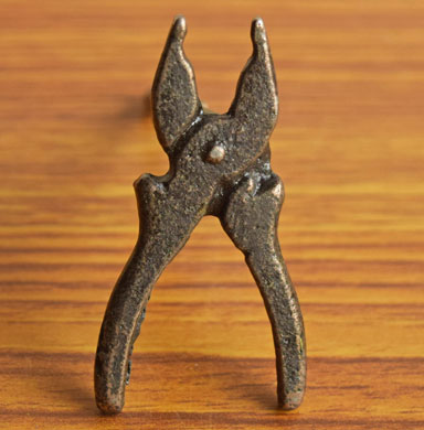 Rubens Pliers Unique Cupboard Knob